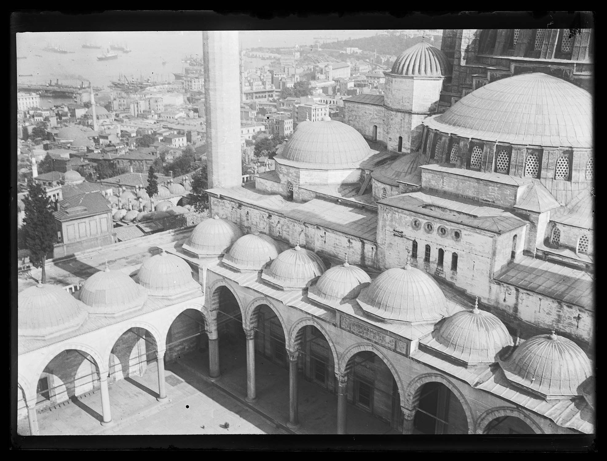 Cour intérieure de la mosquée avec les coupoles de la salle de prières